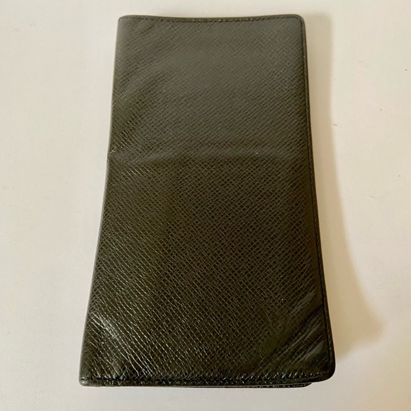 Louis Vuitton, Black Taiga Leather Unisex Long Wallet 7.5 x 4in - Picture 11 of 11